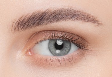 Nahaufnahme eines Auges mit langen Wimpern