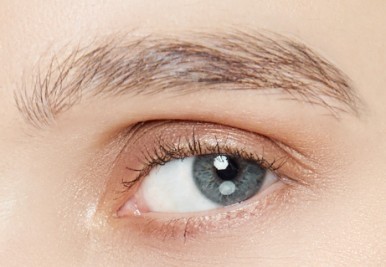 Nahaufnahme eines Auges mit kurzen Wimpern