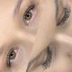 Die Augen einer Frau vor und nach der Wimpernverlängerung zeigen die Verwandlung mit edlen DIY-Wimpern.