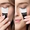 Eine kleine Collage, die die Vorher- und Nachhereffekte der Verwendung eines Wimpernserums zeigt