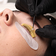 Das Lash Lift Kit wird angewendet