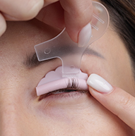 Das Lash Lift Kit wird angewendet