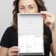 Modell hält die Box des Wimpernlift-Kits offen