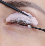 Das Lash Lift Kit wird angewendet