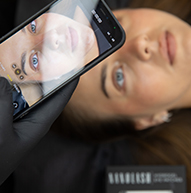 Ein Foto einer Frau mit hochgezogenen Wimpern