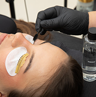 Das Lash Lift Kit wird angewendet
