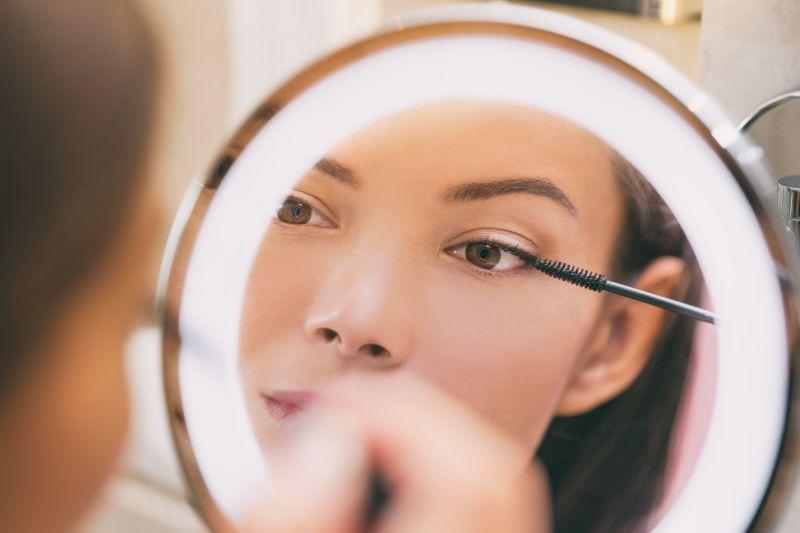 Wie man Wimpern für das Make-up vorbereitet
